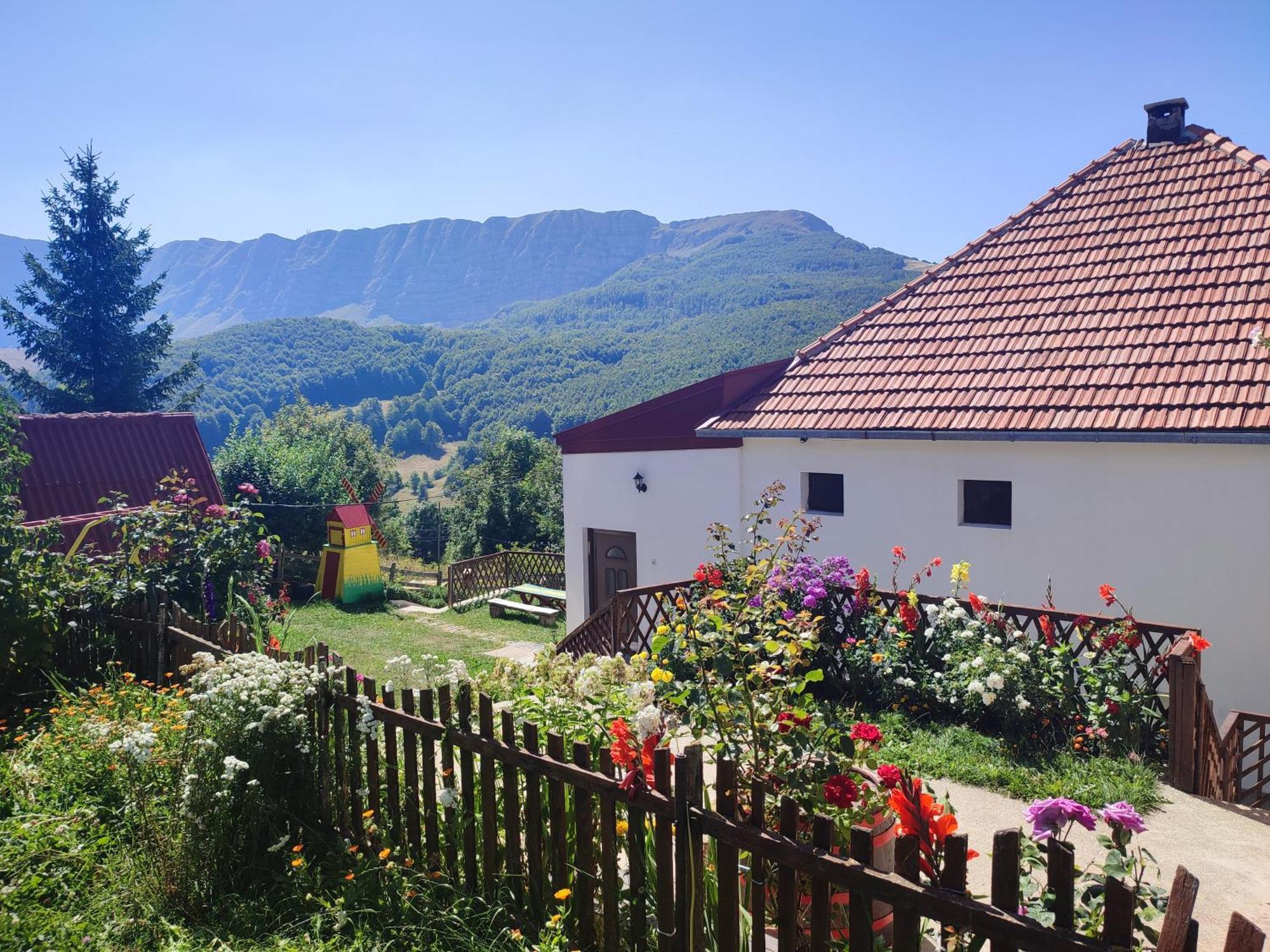 Cemerno Cottage Gacko Экстерьер фото